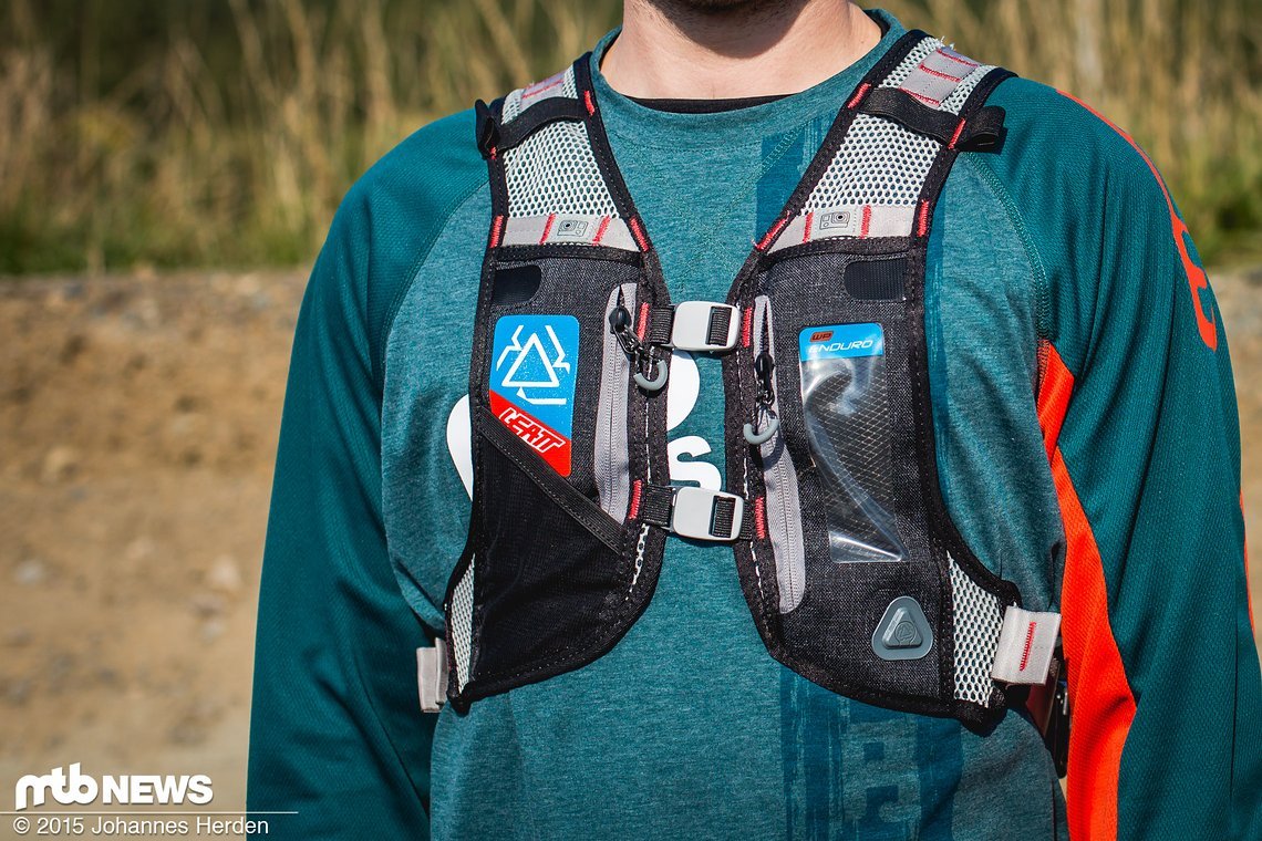 Bei normal bis schmal gebauten Fahrern sorgt das Gurtsystem für einen idealen Halt des Rucksacks Bei normal bis schmal gebauten Fahrern sorgt das Gurtsystem für einen idealen Halt des Rucksacks