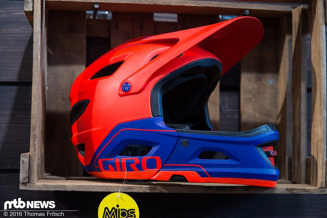 Interessanteste Neuheit bei Giro dürfte wohl der neue Switchblade Helm mit abnehmbarem Kinnbügel sein, der in der EWS schon mehrfach erfolgreich war Interessanteste Neuheit bei Giro dürfte wohl der neue Switchblade Helm mit abnehmbarem Kinnbügel sein, der in der EWS schon mehrfach erfolgreich war