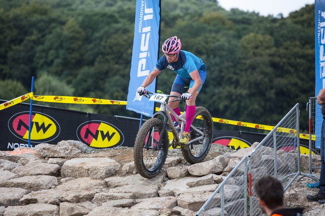 Alle waren der Meinung, dass ein Rockgarden für ein Fatbike wegen der dicken Reifen kein Problem ist. Diese Annahme ist falsch. Alle waren der Meinung, dass ein Rockgarden für ein Fatbike wegen der dicken Reifen kein Problem ist. Diese Annahme ist falsch.