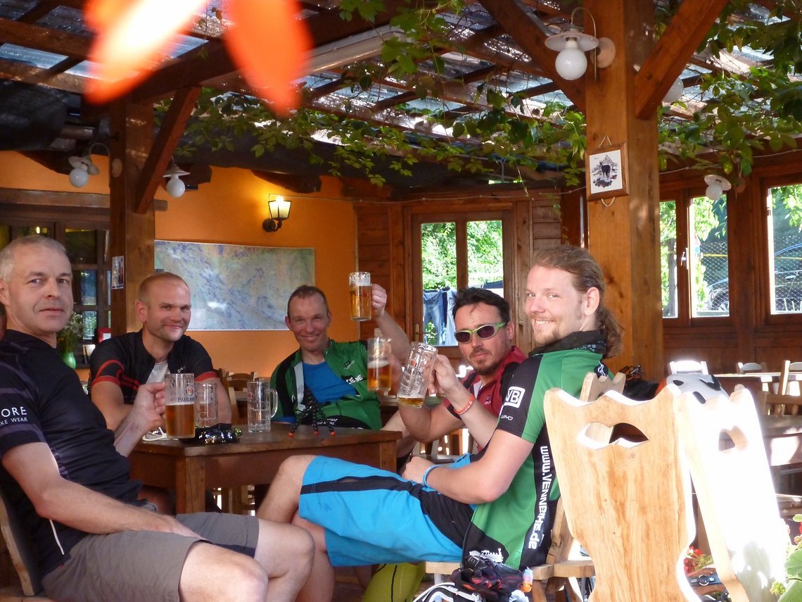 Prost, isotonische Kaltgetränke sind Grundnahrungsmittel zur Wiederherstellung der Leistungsbereitschaft. Prost, isotonische Kaltgetränke sind Grundnahrungsmittel zur Wiederherstellung der Leistungsbereitschaft.
