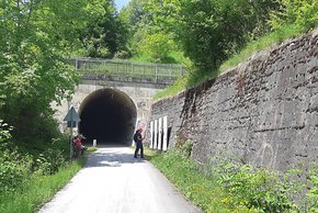 Ein alter verfallener Eisenbahntunnel auf der schwäbischen Alb durchquert werden.