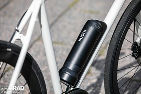 Dort, wo normalerweise die Flasche sitzt, steckt der Akku des Sushi Maki, der gleichzeitig auch eine Powerbank ist.