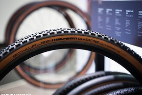 Schwalbe G-One Performance Reifen gibt es jetzt neu mit Bronze farbener Seitenwand.