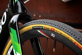 MikkCX fährt Challenge, eine Reifenmarke, die auch an Profi-Bikes of zu sehen ist