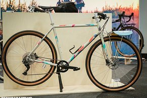 Bunt, aber nicht grell ist diese Sonderlackierung am Pelago Bicycles Hanko