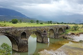 Natursteinbrücke im Drino-Tal