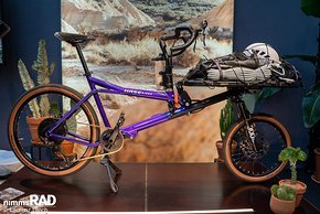 Das Hase Bikes Gravit Dust will Cargobike und Gravelbike in einem sein.