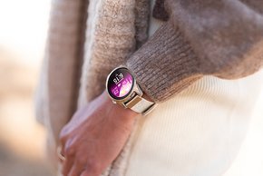 Die Garmin Epix Pro ist eine Smartwatch, die auch bei schlechten Lichtverhältnissen optimal ablesbar ist.