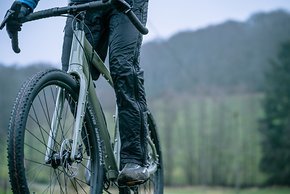 Der mit Bikepacking-Montagemöglichkeiten gespickte Rahmen und die robusten Laufräder dürfen bis zu einem Systemgewicht von 170 kg belastet werden