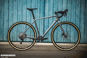 Das Radon Regard 10.0 ist ein gut ausgestattetes Gravel Bike mit Aluminium-Rahmen und einem attraktiven Preis von 1.799 Euro.