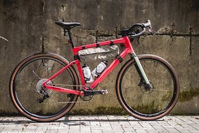 Eine klitzekleine Testrunde konnten wir auf dem BMC Urs mit dem Schwalbe G-One RS schon drehen. Fortsetzung folgt.