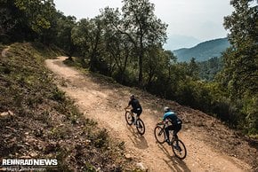 In Südfrankreich machen Gravel Bikes mit Federung definitiv Sinn