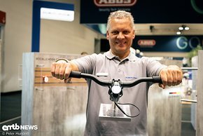 Frank von Busch+Müller demonstriert die Funktion am Air-Bike. Hier Geradeausfahrt …