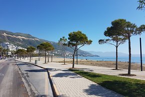 Strandpromenade in Vlora. Nur noch ein paar Kilometer bis zum Tagesziel Radhimë.