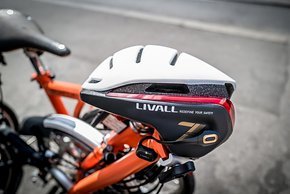 Über die Riding App von Livall können die Kopfhörer sicher per Lenkerfernbedigung während der Fahrt ferngesteuert werden.