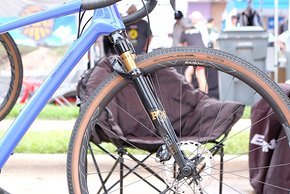 Federgabeln waren bei der Unbound nicht an den Profibikes zu finden, aber sie sind bei den Amateurfahrern auf dem Vormarsch, die ihren Bikes für lange Tage auf dem Rad mehr Komfort verleihen wollen.