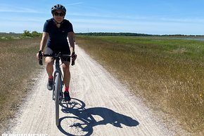 Auf glatten Wegen wie diesem braucht es noch nicht unbedingt ein Gravel Bike