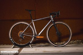Das Gravel Bike von Dinolfo Cycles setzt bewusst auf die RAW-Stahloptik