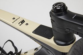Das Fybra GX kommt zudem noch mit der Hiride AR 1.5 Suspension, die am Lenker 18 mm Federweg zur Verfügung stellt.