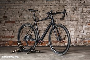 Das Parapera Anemos Gravel Bike ist aus Carbon gefertigt und soll mit seinen geraden Linien und dem puristischen Design begeistern.
