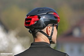 Der MET Manta Mips ist ein aero-optimierter Rennrad-Helm