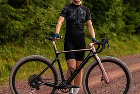 Pernilla darf sich über ein 7,5 kg leichtes Gravel Bike freuen.