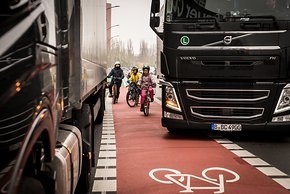 Mit einer spektakulären Aktion zeigt Changing Cities, der Trägerverein des Volksentscheids Fahrrad, wie gefährlich Radwege sein können.