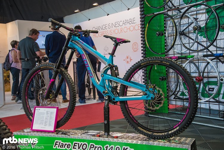 Das Solid Flare Evo Pro kommt mit einer knalligen Farbe daher Das Solid Flare Evo Pro kommt mit einer knalligen Farbe daher