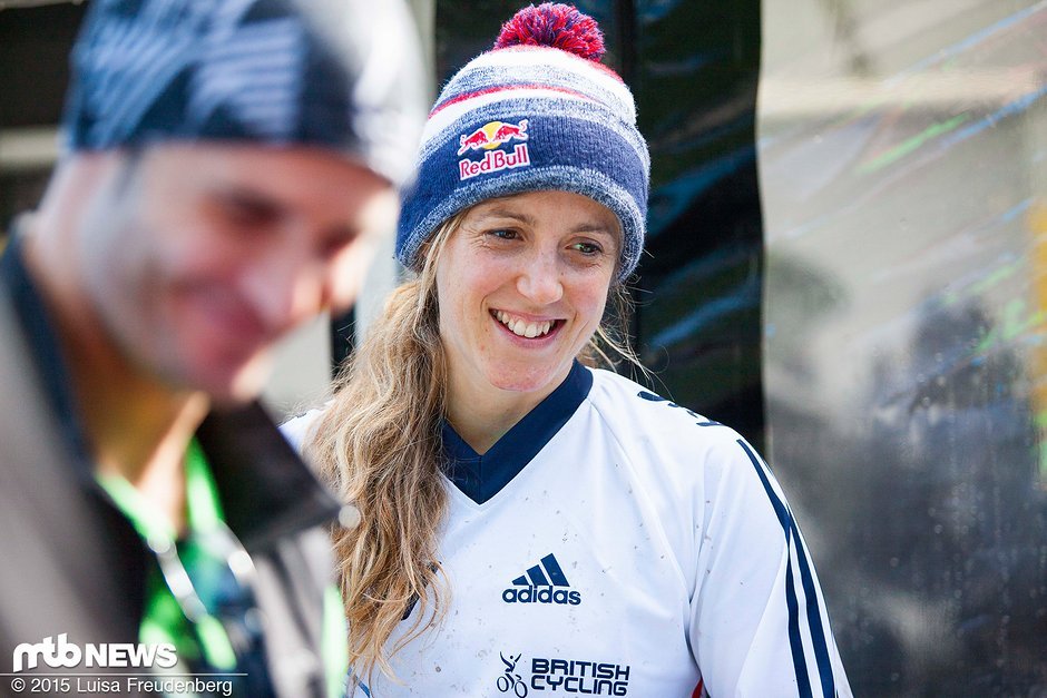 <b>Rachel Atherton</b> schaute bei den XC-Kolleginnen kurz vorbei. - aHR0cDovL2ZzdGF0aWMyLm10Yi1uZXdzLmRlL2YzLzE4LzE4OTQvMTg5NDAxOC1zYmtkNTQ2bGg2enEtMjAxNTA5MDUxMDM5NDItb3JpZ2luYWwuanBn